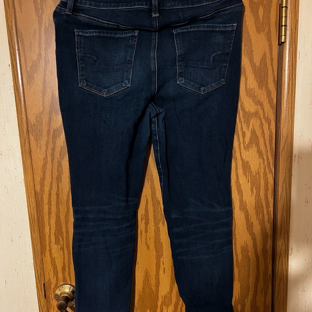 barely worn AE jeans. size 10 in women. High rise on me for reference I’m 5’10